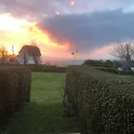 Studio cosy et terrasse-jardin superbe vue mer