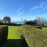 Studio cosy et terrasse-jardin superbe vue mer